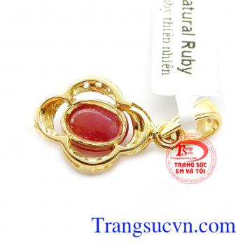 Sản phẩm được chế tác từ vàng 14k kết hợp cùng đá thiên nhiên ruby hợp phong thủy, rất thích hợp cho những ai đang muốn có giấc ngủ ngon,Mặt dây vàng gắn đá quý ruby