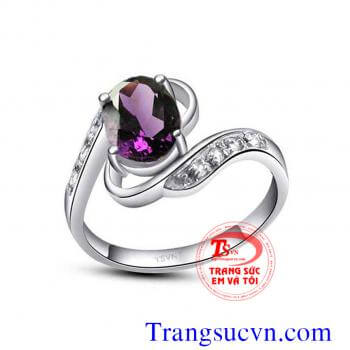 Nhẫn thạch anh tím vàng trắng là món quà ý nghĩa dành tặng bạn bè, người thân hay đồng nghiệp