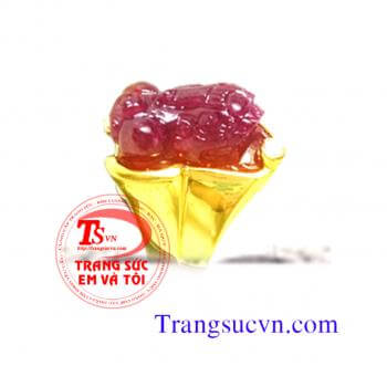 Nhẫn tỳ hưu ruby vàng tây