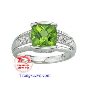 Nhẫn đá Peridot vàng trắng 10k