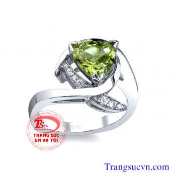 Nhẫn nữ đá quý peridot vàng trắng đẹp