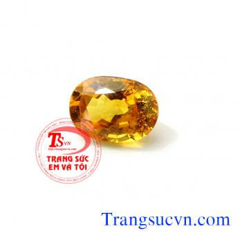 Đá Saphir vàng thiên nhiên   Tên đá: Saphir Vàng ( Natural yellow Sapphire)  Trọng lượng: 7,95 Carat  Kích thước: 13,00 x 9,50 / 7,00 mm  Hình dạng chế tác: Oval/Facet  Độ tinh khiết: Trong suốt  Xuất xứ: Việt nam  Có giấy kiểm định đá quý.
