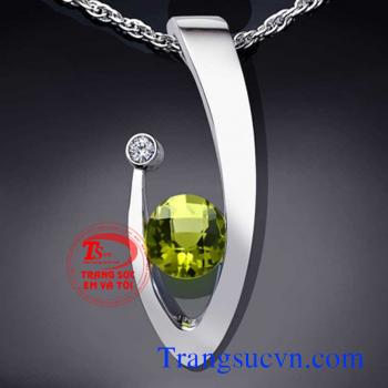 Mặt dây chuyền vàng trắng gắn đá peridot