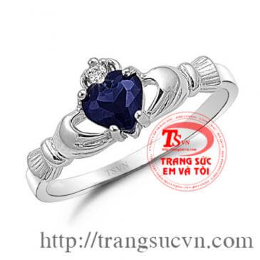 nhẫn saphir Được chế tác trên chất liệu chính là vàng tây và gắn đá quý sapphier với kiểu chế tác xinh sắn.