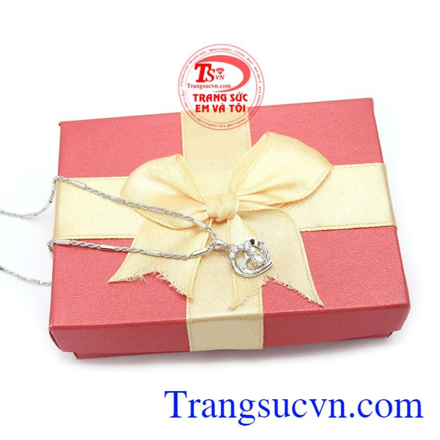 Mặt dây chuyền trái tim đẹp là sản phẩm mặt dây chuyền vàng trắng, được nhập khẩu từ Hàn Quốc, sản phẩm đẹp là món quà dành tặng sinh nhật bạn nữ