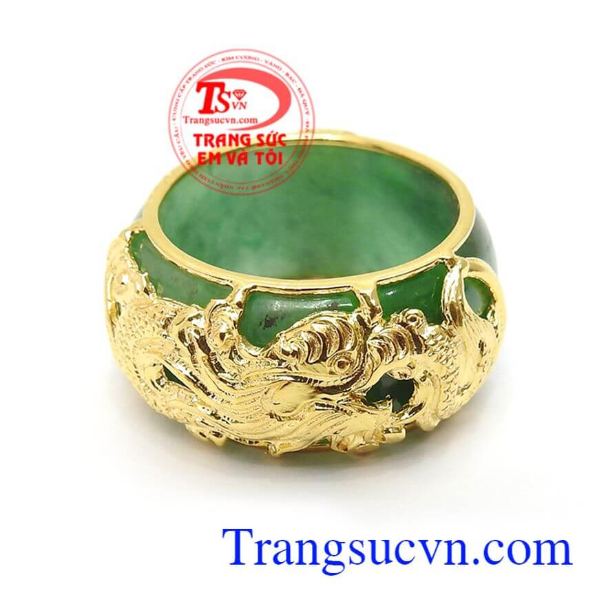 Nhẫn ngọc cẩm thạch bọc vàng đeo hợp thời trang mạnh mẽ, sang trọng và đẳng cấp phái mạnh