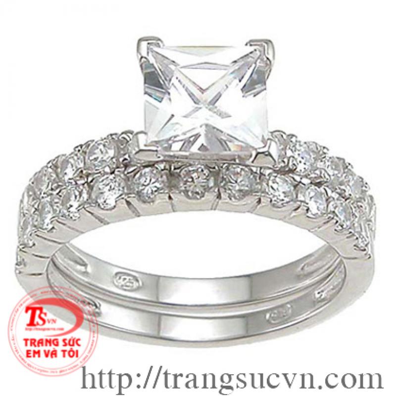 Nhẫn cưới gắn kim cương vuông