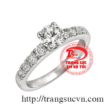 Nhẫn đính hôn được chế tác từ vàng tây 18k cùng những viên kim cương thiên nhiên lấp lánh. 