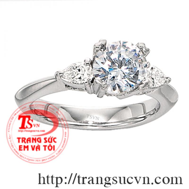 Nhẫn đính hôn xinh xắn