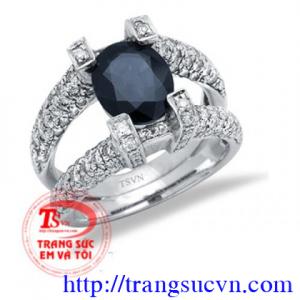 Nhẫn nam vàng trắng 18K, gắn saphir thiên nhiên, và đá tấm kim cương nhân tạo