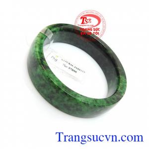 Vòng ngọc đẹp, có tác dụng trừ tà, mang bình an va hạnh phúc đến cho người đeo 