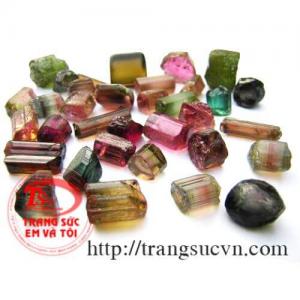 Tourmaline,Tourmaline Loại đá quý thú vị này có hai màu cùng một lúc.Được ưa chuộng bởi đặc tính thể hiện những màu pastel(màu nhẹ) riêng biệt.