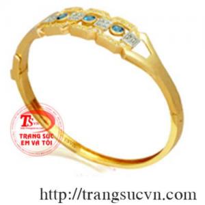 vòng vàng 18k gắn topaz