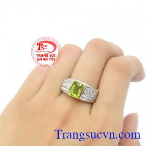 Nhẫn nam peridot sang trọng