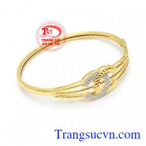 Vòng tay chanel tinh tế là sản phẩm xinh xắn được các bạn nữ ưa thích.