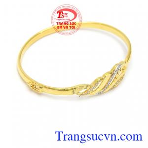 Vòng tay vàng xinh xắn là món quà ý nghĩa dành tặng bạn gái nhân dịp sinh nhật, ngày lễ. 