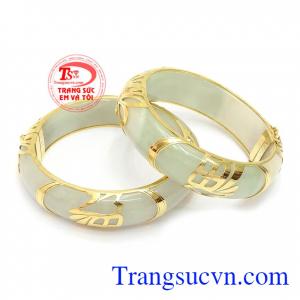 Ngọc cẩm thạch có tác dụng đem lại may mắn, bình an và tài lộc cho người đeo. Vòng Ngọc Vàng Chữ Phúc