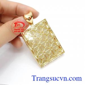 Mặt dây chuyền nam chạm khắc vàng 10k sáng bóng đảm bảo chất lượng hợp thời trang, sang trọng và phong thủy