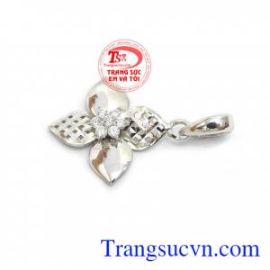 sản phẩm đẹp được các bạn nữ yêu thích,Mặt dây chuyền vàng cánh hoa