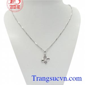 Bộ dây chyền vàng cánh hoa là sản phẩm đẹp, xinh xắn là món quà ý nghĩa dành tặng bạn gái
