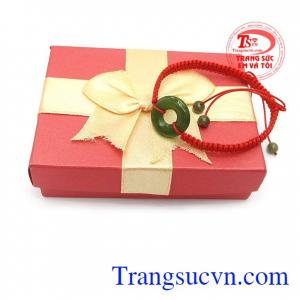 Ngọc cẩm thạch đem lại sự an tâm và làm giảm bớt lo lắng, cân bằng của nó làm cho nó hài hòa tất cả các khía cạnh của cuộc sống, làm cho người đeo cảm thấy tích cực hơn, hạnh phúc, tràn đầy năng lượng, tự tin và khỏe mạnh hơn.