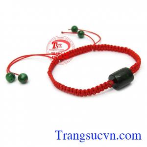 Ngọc cẩm thạch còn được gọi là "đá từ Trời”, ngọc màu xanh lá cây được cho là mang đến sự bình tĩnh, làm sạch hệ thống tư tưởng không trong sạch của mình, giúp người đeo tránh giận dữ, chấn thương, đau buồn, và suy nghĩ tiêu cực.