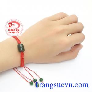 Ngọc cẩm thạch còn được gọi là "đá từ Trời”, ngọc màu xanh lá cây được cho là mang đến sự bình tĩnh, làm sạch hệ thống tư tưởng không trong sạch của mình, giúp người đeo tránh giận dữ, chấn thương, đau buồn, và suy nghĩ tiêu cực.