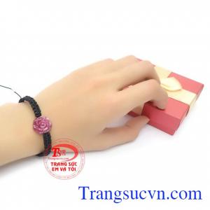 Ruby là biểu tượng ruby tượng trưng cho mặt trời, quyền lực, tự do,thịnh vượng và may mắn, là một loại đá hoàn hảo nhất.