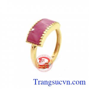 Nhẫn ruby mệnh hỏa xinh xắn được thiết kế với những đường nét cơ bản nhưng không kém phần tinh tế, nhẹ nhàng giúp bạn gái luôn tự tin và xinh đẹp. Sản phẩm chế tác từ vàng 10k, bảo hành uy tín, giao hàng toàn quốc. Nhẫn ruby mệnh hỏa xinh xắn