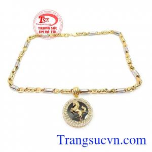 Bộ dây vàng phi mã là sản phẩm bộ dây chuyền nam sang trọng, mạnh mẽ