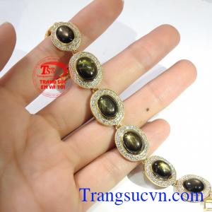 Hình ảnh sapphire sao khi có ánh đèn chiếu vào
