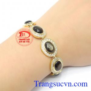 Lắc tay khi đeo trên tay