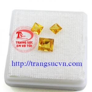 Saphire vàng Các loại đá saphire vàng hình dạng:  Đá quý saphir vàng thiên nhiên, Tên ngọc học: Natural Sapphire Yellow,   Saphir hình tròn,saphir hình oval, Saphir hình tam giác, sapphire hình hạt dưa, saphire hình trái tim .. Cắt: Facet hoặc Cabochon  Đ