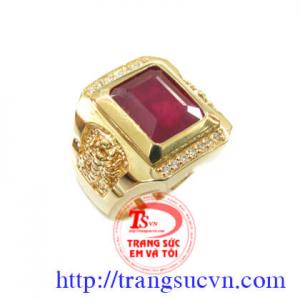 Nhẫn nam ruby được chế tác bằng vàng 18k , vàng màu có gắn 1 viên đá quý ruby thiên nhiên (nguồn gốc thiên nhiên)
