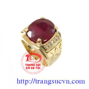 Nhẫn nam ruby được chế tác bằng vàng 18k , vàng màu có gắn 1 viên đá quý ruby thiên nhiên (nguồn gốc thiên nhiên)