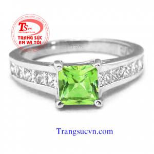 Nhẫn vàng trắng peridot thiên nhiên