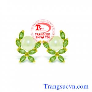 Bông tai kết đá peridot và ngọc trai