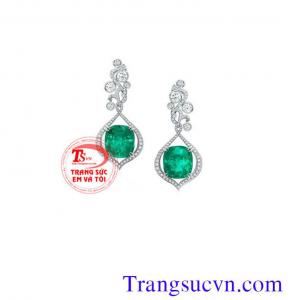 Hoa tai được gắn 2 viên đá quý Emerald thiên nhiên