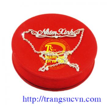 mặt dây 5 chữ giá 325k (bao gồm cả dây và mặt  - mặt dây từ 6 chữ trở lên cứ mỗi chữ + 10k  - Nếu yêu cầu thêm các chi tiết khác thì giá có thể thay đổi tùy theo yêu cầu cụ thể   + Ngoài ra quý khách còn có thể xi bóng,..và làm nhiều thể loại đồ trang sứ