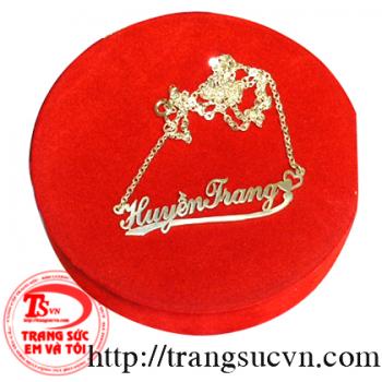mặt dây 5 chữ giá 325k (bao gồm cả dây và mặt  - mặt dây từ 6 chữ trở lên cứ mỗi chữ + 10k  - Nếu yêu cầu thêm các chi tiết khác thì giá có thể thay đổi tùy theo yêu cầu cụ thể   + Ngoài ra quý khách còn có thể xi bóng,..và làm nhiều thể loại đồ trang sứ
