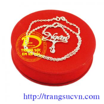 mặt dây 5 chữ giá 325k (bao gồm cả dây và mặt  - mặt dây từ 6 chữ trở lên cứ mỗi chữ + 10k  - Nếu yêu cầu thêm các chi tiết khác thì giá có thể thay đổi tùy theo yêu cầu cụ thể   + Ngoài ra quý khách còn có thể xi bóng,..và làm nhiều thể loại đồ trang sứ