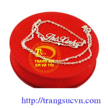 mặt dây 5 chữ giá 325k (bao gồm cả dây và mặt  - mặt dây từ 6 chữ trở lên cứ mỗi chữ + 10k  - Nếu yêu cầu thêm các chi tiết khác thì giá có thể thay đổi tùy theo yêu cầu cụ thể   + Ngoài ra quý khách còn có thể xi bóng,..và làm nhiều thể loại đồ trang sứ