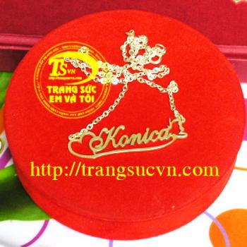 mặt dây 5 chữ giá 325k (bao gồm cả dây và mặt  - mặt dây từ 6 chữ trở lên cứ mỗi chữ + 10k  - Nếu yêu cầu thêm các chi tiết khác thì giá có thể thay đổi tùy theo yêu cầu cụ thể   + Ngoài ra quý khách còn có thể xi bóng,..và làm nhiều thể loại đồ trang sứ