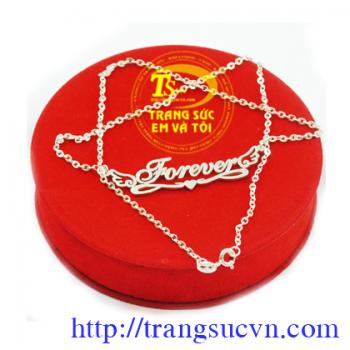 mặt dây 5 chữ giá 325k (bao gồm cả dây và mặt  - mặt dây từ 6 chữ trở lên cứ mỗi chữ + 10k  - Nếu yêu cầu thêm các chi tiết khác thì giá có thể thay đổi tùy theo yêu cầu cụ thể   + Ngoài ra quý khách còn có thể xi bóng,..và làm nhiều thể loại đồ trang sứ