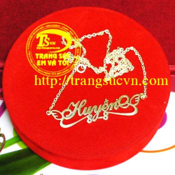 mặt dây 5 chữ giá 325k (bao gồm cả dây và mặt  - mặt dây từ 6 chữ trở lên cứ mỗi chữ + 10k  - Nếu yêu cầu thêm các chi tiết khác thì giá có thể thay đổi tùy theo yêu cầu cụ thể   + Ngoài ra quý khách còn có thể xi bóng,..và làm nhiều thể loại đồ trang sứ