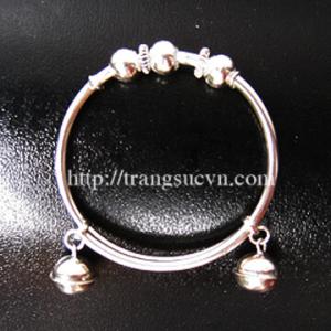 Lắc trẻ em dạng vòng kiềng được làm từ bạc nguyên chất, giúp bảo vệ sức khỏe bé yêu. 