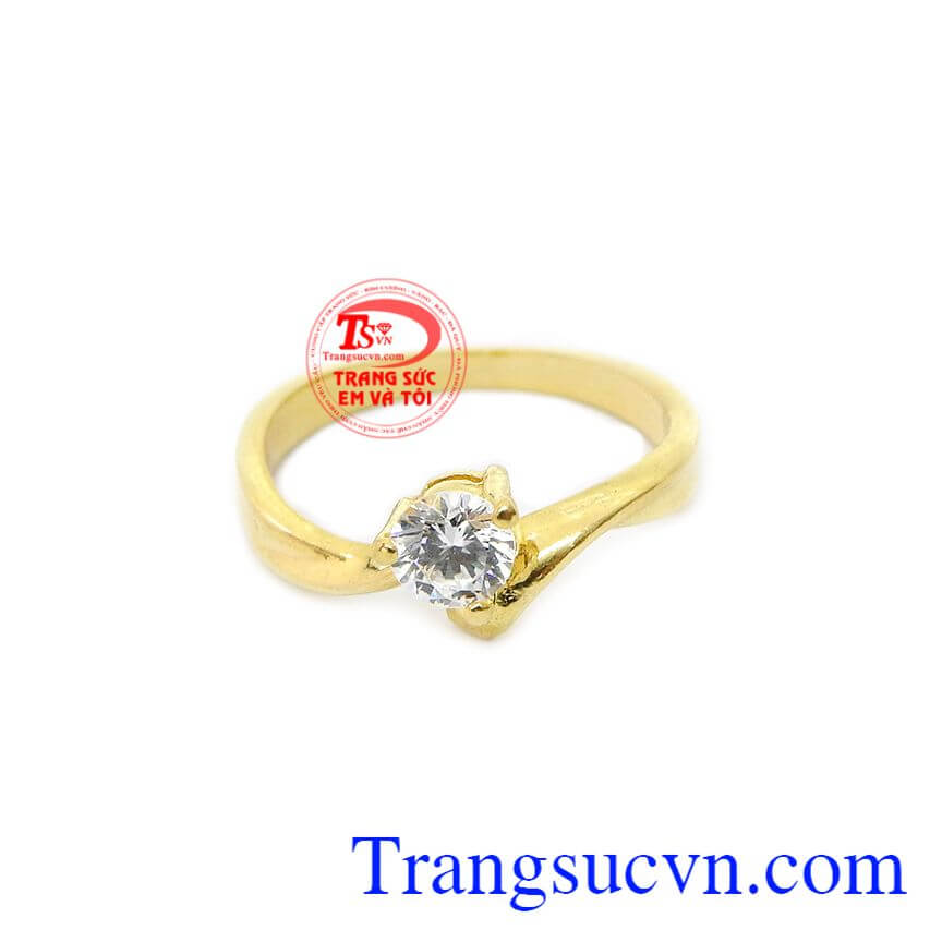 Đá nhân tạo nhỏ và lấp lánh được gắn trên mặt nhẫn giúp chiếc nhẫn càng thêm đẹp hơn.