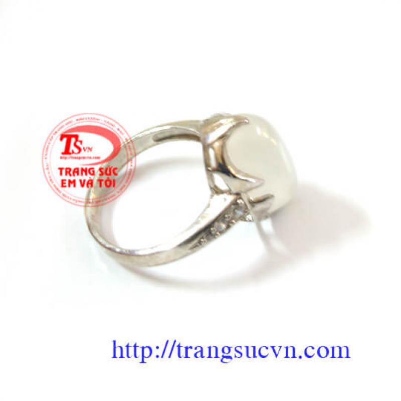 Nhẫn đá mặt trăng