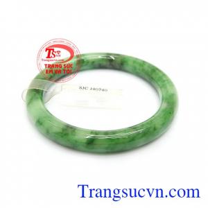 Vòng ngọc cẩm thạch to đẹp còn có tác dụng tốt cho vận khí, sức khỏe, tiền tài cho người đeo