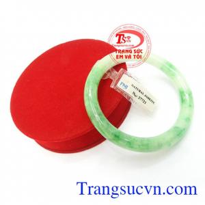 Vòng tay nữ ngọc cẩm thạch TSVN đeo hợp phong thủy có tác dụng mang lại may mắn, bình an và tài lộc